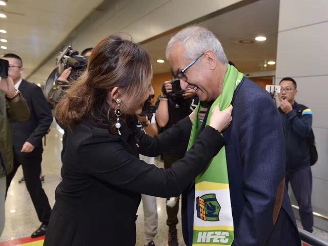 国际年夜城市上海，斑斓女孩林月（林志玲 饰）在街角经营着一家全手工建造的巧克力店。她的日本人老友木场总一郎（池内博之 饰）来华十年，此前曾是北海道夕张的滑雪场救助员，现在在异国异乡进行绘画创作。总算成功举行小我画展的木场，一向巴望和林月走进婚礼殿堂，可是曾的一段旧事成为二人世难以超越的藩篱。昔时心怀画家胡想的林月以留学生身份来到北海道进修，她前后结识了木场及其同事兼老友星野守（福地佑介 饰）。喜好做巧克力送给同亲的星野热忱开畅，他自动出击，与林月越走越近。